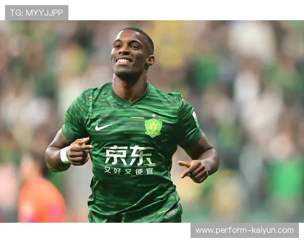 足球场坠落的球星重返赛场引发关注 揭秘背后惊天逆袭的传奇故事