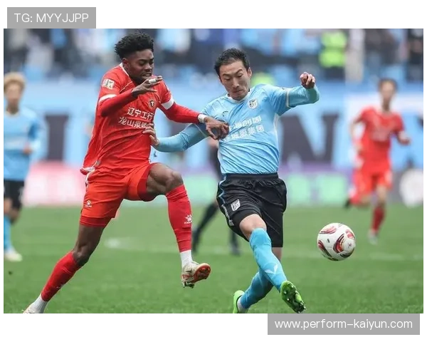 足球巨星与球迷亲密互动现场亲手碰拳引发热烈反响